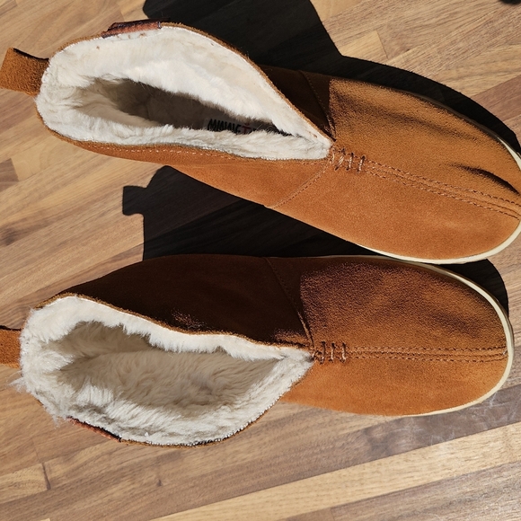 Minnetonka Brown Suede Ankle Slippers with faux fur lining. - Picture 3 of 8